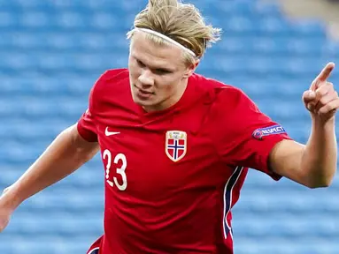 Striker Norwegia, Erling Braut Haaland, melakukan selebrasi usai mencetak gol ke gawang Rumania pada laga UEFA Nations League di Stadion Ullevaal, Minggu (11/10/2020). Norwegia menang dengan skor 4-0. (Stian Lysberg Solum /NTB scanpix via AP)