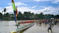 Festival Pacu Jalur yang diadakan secara tahunan oleh warga Kabupaten Kuansing. (dok. warisanbudaya.kemdikbud.go.id)