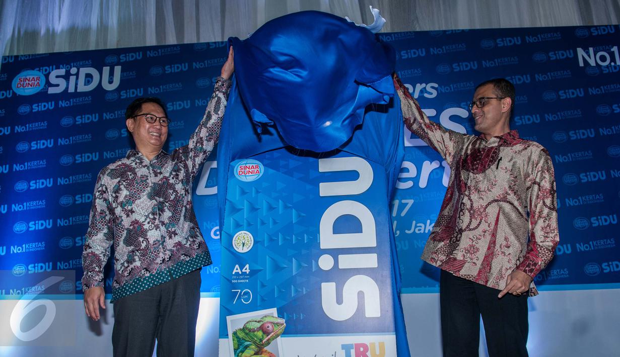 SiDU Consumer Domestic Business Head Martin Jimi dan Asia Pulp and Paper Consumer Business Unit Head Sovan K Ganguly memperkenalkan inovasi terbaru kertas SiDU di Gedung Arsip Nasional, Jakarta, Selasa (21/3). (Liputan6.com/Gempur M Surya)