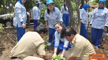 Citizen6, Surabaya: Realisasi program tersebut, PG Jalasenastri Kobangdikal bekerjasama dengan Dinas Pertanian Kota Surabaya terutama dalam hal bantuan penyiapan bibit tanaman Toga. (Pengirim: Penkobangdikal).