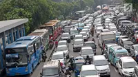 Kendaraan memadati kawasan Simpang Matraman, Jakarta, Rabu (19/7). Dishub DKI akan melakukan uji coba rekayasa lalu lintas terkait pembangunan simpang tidak sebidang atau underpass di kawasan tersebut pada 20-27 Juli. (Liputan6.com/Immanuel Antonius)