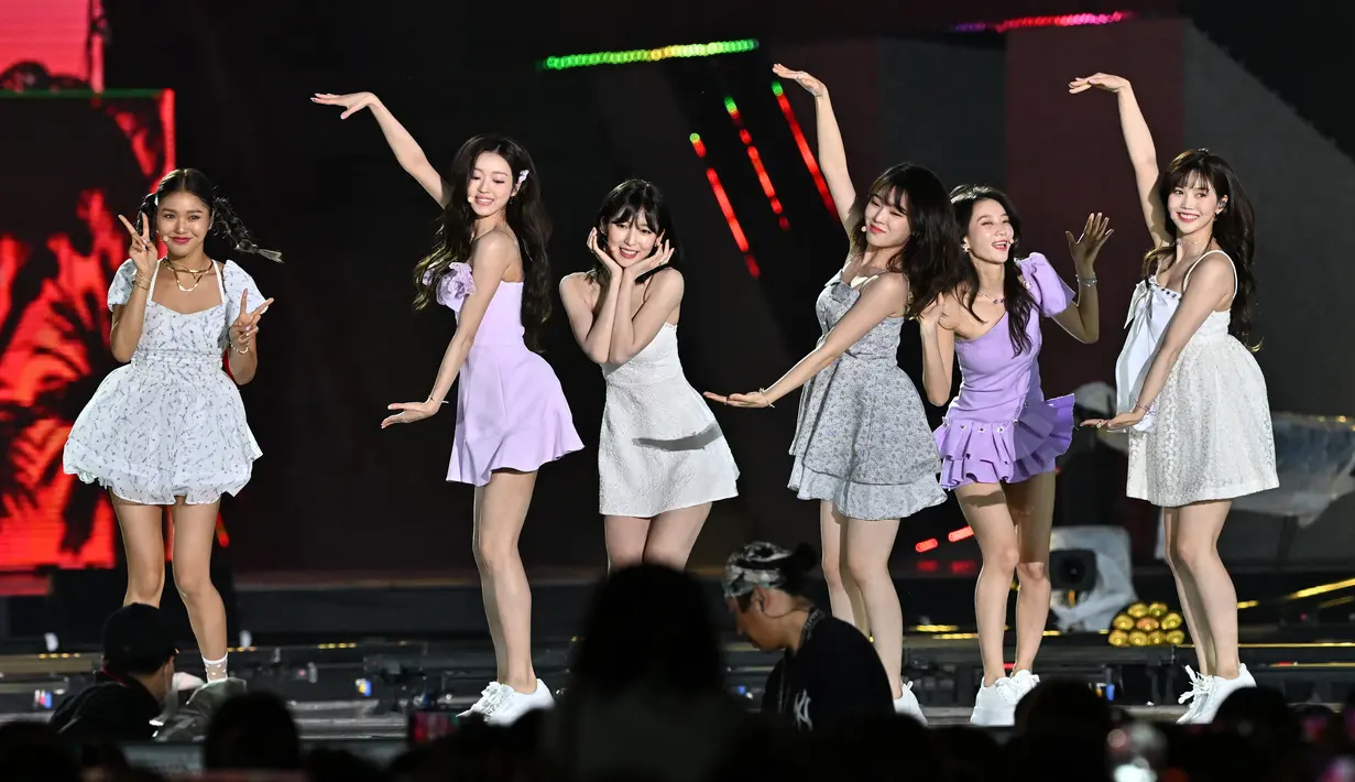 Grup K-Pop Korea Selatan Oh My Girl tampil pada Dream Concert 2022 di Stadion Jamsil, Seoul, Korea Selatan, 18 Juni 2022. Dream Concert adalah konser K-Pop tahunan terbesar di Korea Selatan sejak tahun 1995, pada tahun 2020 dan 2021 Dream Concert diadakan secara online. (Jung Yeon-je/AFP)