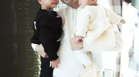 Penuh Kasih Sayang, Potret Raffi Ahmad Gendong Rayyanza dan Lily Bersamaan Ini Curi Perhatian