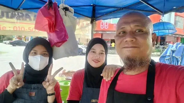 Potret Mohd Hermi dan Istrinya ketika Berjualan