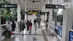 Sejumlah penumpang saat menunggu antrean di Halte Transjakarta Dukuh Atas 2 di Jalan Jenderal Sudirman, Jakarta Pusat, Selasa (23/5/2023). (merdeka.com/Iqbal S.Nugroho)