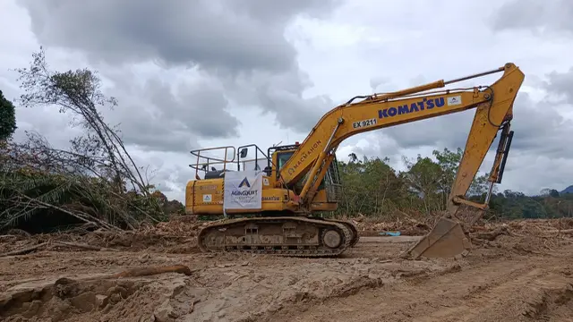 Ekskavator Agincourt Resources sedang membuka akses jalur sungai Garoga