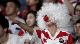 Fans wanita mengenakan rambut palsu menunggu pertandingan antara Rusia dan Jepang pada pembukaan Rugby World Cup Pool A  di Stadion Tokyo (20/9/201). Rugby World Cup diselenggarakan dari 20 September hingga 2 November 2019. (AP Photo/Jae Hong)
