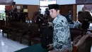Mantan Dirjen Pajak Hadi Poernomo saat akan mengikuti sidang perdana praperadilan terhadap KPK di Pengadilan Negeri Jakarta Selatan, Senin (11/5/2015). Sidang gugatan Hadi Poernomo ditunda hingga Senin 18 Mei mendatang. (Liputan6.com/Helmi Afandi)