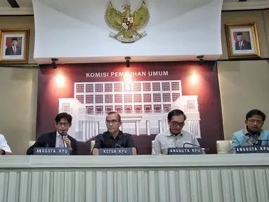 Jajaran Komisioner Komisi Pemilihan Umum (KPU) (dari kiri); Mochammad Afifuddin, August Mellaz, Hasyim Asy’ari (ketua), Yulianto Sudrajat, dan Idham Holik berbincang sebelum menyampaikan keterangan pers tentang logistik Pemilu 2024 di Gedung KPU, Jakarta, Rabu (20//2023). Dalam keterangannya, KPU memastikan pengadaaan logistik pemilu sesuai jadwal yang telah ditetapkan serta memastikan tidak ada keterlambatan dalam distribusi logistik di Pemilu 2024. (Liputan6.com/Angga Yuniar)