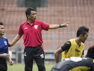 Pelatih Mitra Kukar, Jafri Sastra memberikan arahan kepada anak asuhnya saat latihan jelang laga final Piala Jenderal Sudirman melawan Semen Padang di Stadion Gelora Bung Karno, Jakarta, Sabtu (23/1/2016). (Bola.com/Vitalis Yogi Trisna)