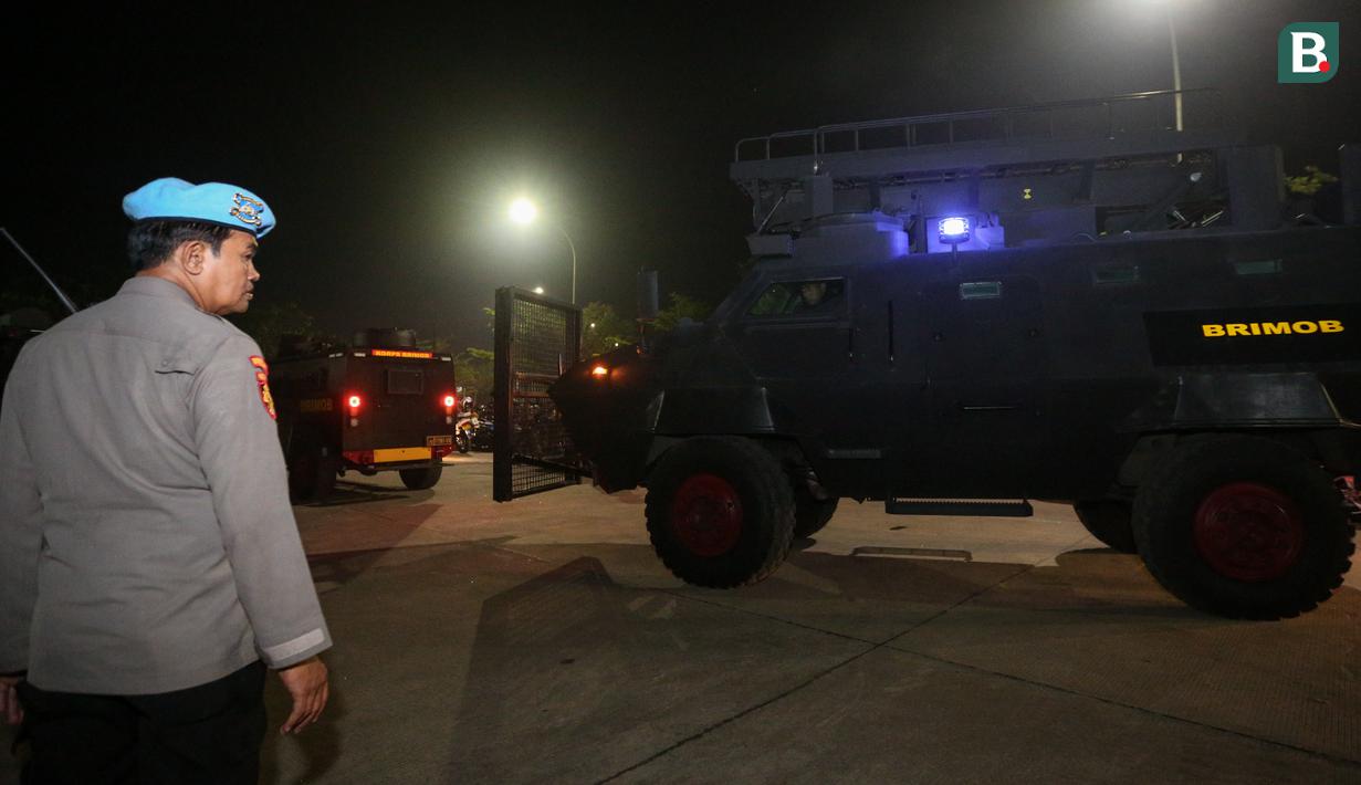 <p>Kendaraan taktis yang digunakan untuk mengangkut pemain Persija Jakarta bersiap setelah laga lanjutan BRI Liga 1 2022/2023 antara Persita Tangerang melawan Persija Jakarta di Stadion Indomilk Arena, Tangerang, Selasa (28/03/2023). (Bola.com/Bagaskara Lazuardi)</p>