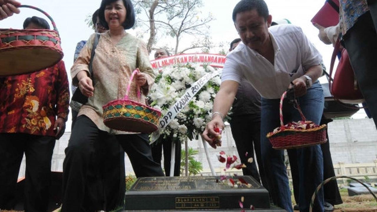 Tabur bunga di makam tokoh pahlawan advokat Indonesia