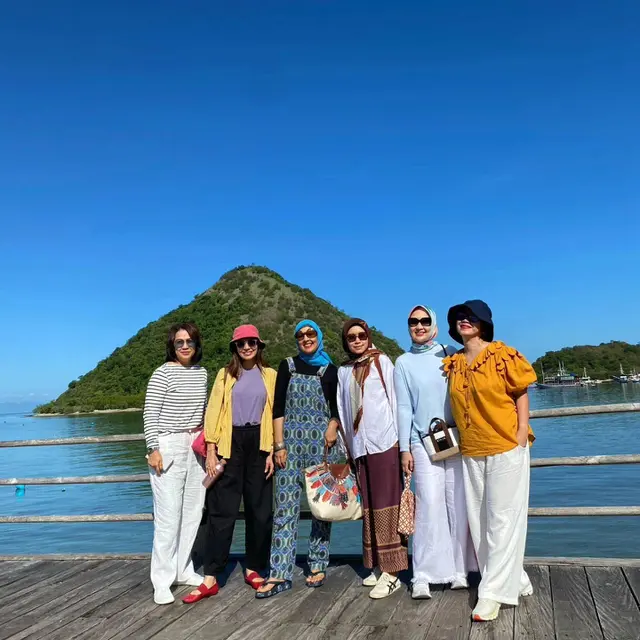 Rehat Sejenak, Ini 7 Potret Najwa Shihab Liburan Bareng Suami di Labuan Bajo