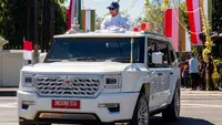 Presiden Indonesia Prabowo Subianto menyapa warga dari kendaraan saat meninggalkan Kompleks Candi Prambanan di Sleman, Yogyakarta, Rabu, 8 Juli 2026. (AFP/ Devi Rahman)