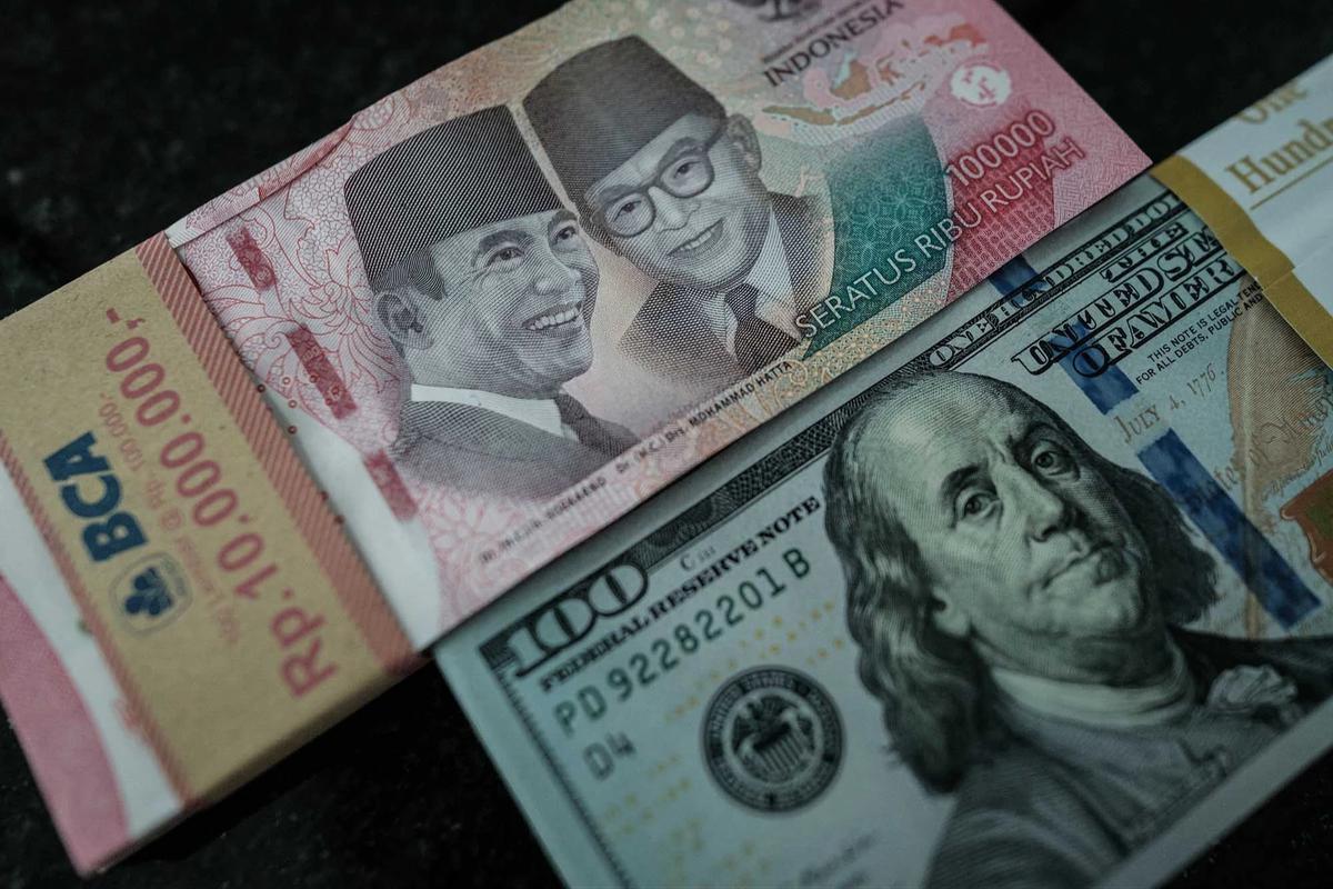 FOTO: Rupiah Tembus Rp 18000 per Dolar AS di Tengah Tekanan Global