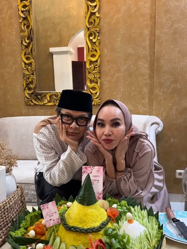 Armand Maulana dan Dewi Gita merayakan ulang tahun pernikahan dengan tumpengan. [Foto: Instagram/dewigita01]