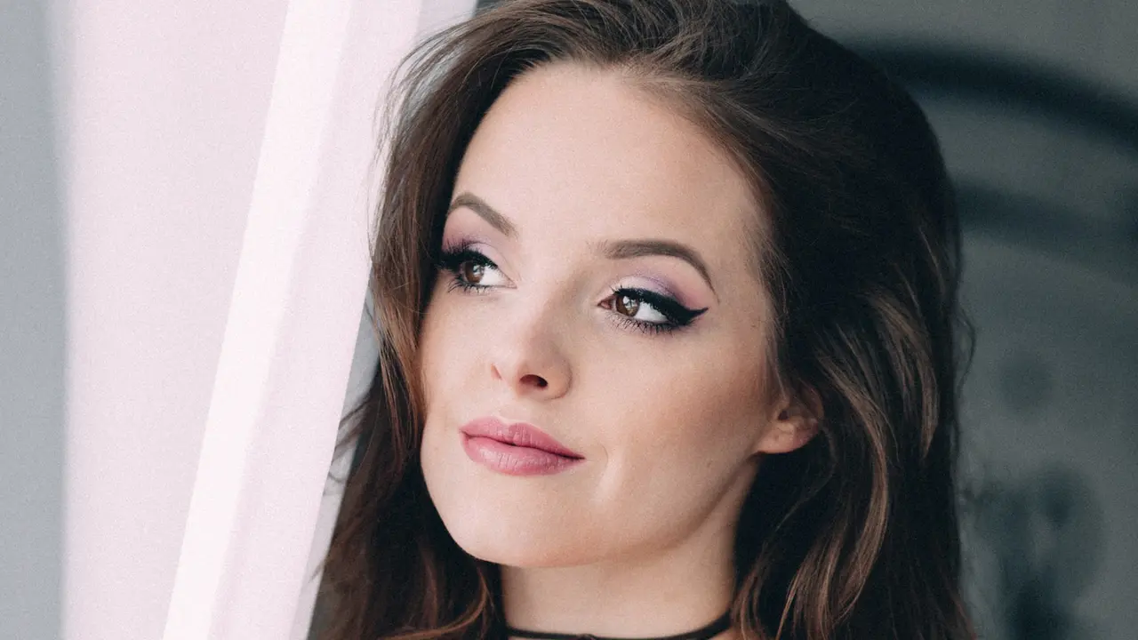 Eyeshadow Unik yang Bikin Mata Seperti 'Menyala'