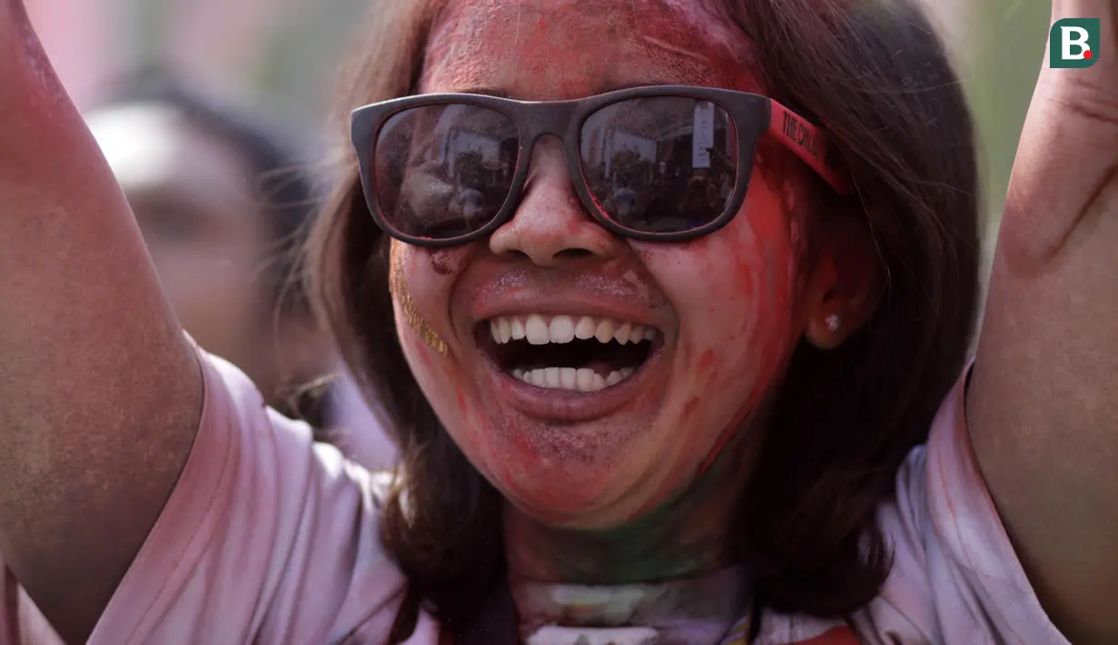Sukacita para peserta The Color Run presented by CIMB Niaga yang digelar di Senayan, Jakarta pada Minggu (16/9/2018). Hero Tour diangkat menjadi tema The Color Run pada tahun 2018 ini dan sudah memasuki gelaran yang kelima. (Bola.com/Peksi Cahyo)