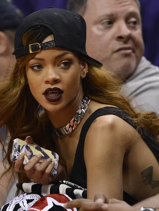 Rihanna tidak ragu memoles bibirnya dengan lipstik berwarna hitam. Bagi mantan kekasih Chris Brown ini hitam bukan berarti seram. (Bintang/EPA)