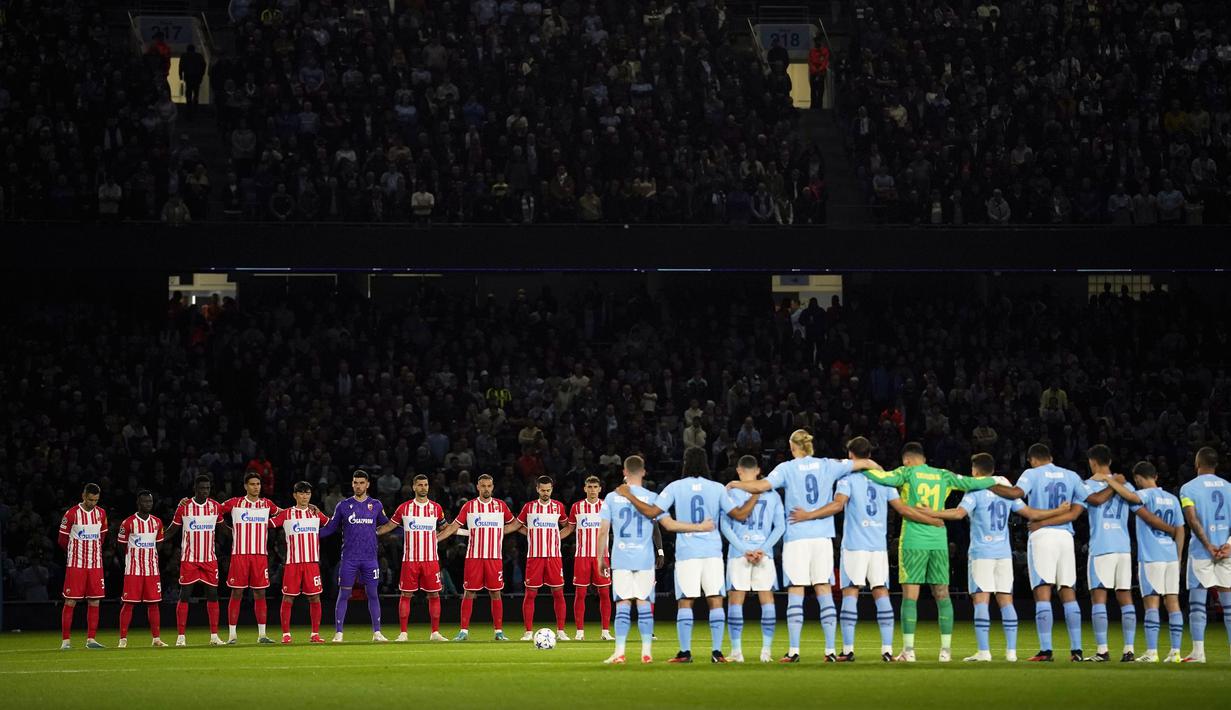 Para pemain Manchester City dan Red Star Belgrade melakukan hening cipta mengenang para korban banjir Libya dan gempa Maroko sebelum dimulainya laga matchday pertama Grup G Liga Champions 2023/2024 di Etihad Stadium, Manchester, Rabu (20/9/2023) dini hari WIB. (AP Photo/Dave Thompson)