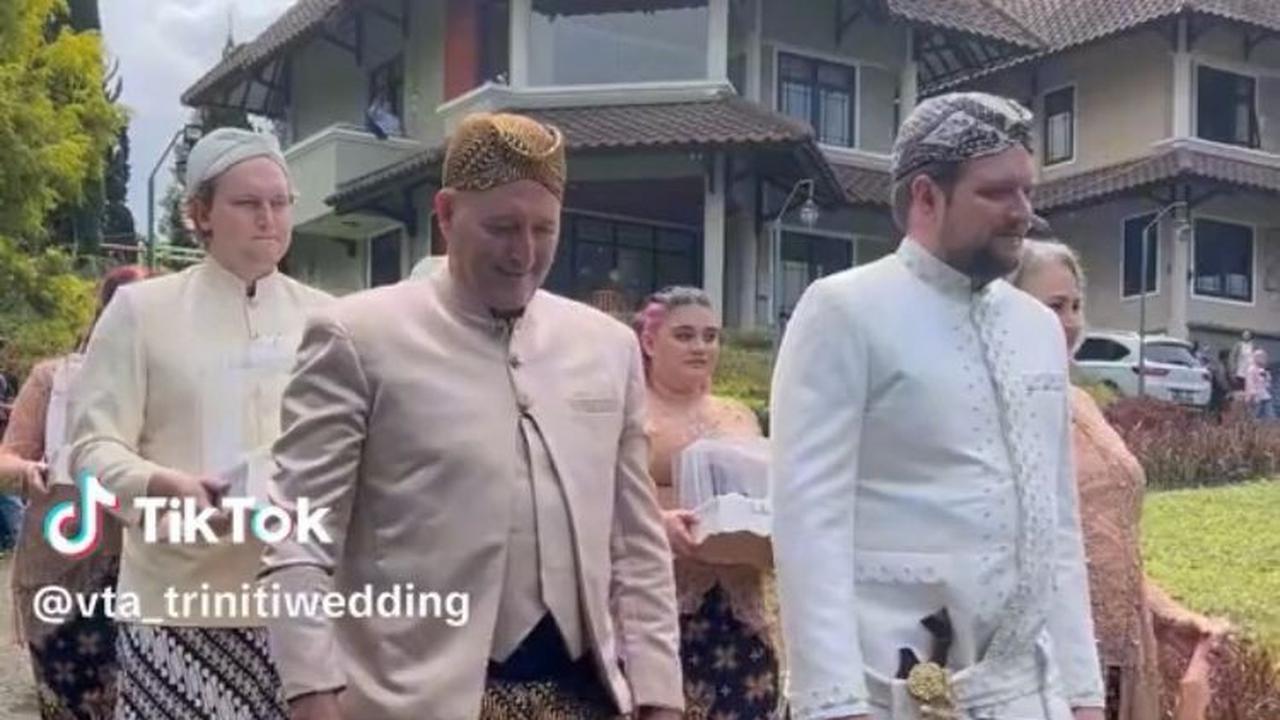 Menikahi wanita berdarah Sunda, pria bule dan keluarganya ini ikut memakai pakaian adat Sunda. Dalam potret ini, ia memakai jarik dan beskap khas Sunda lengkap dengan belangkonnya. Di belakangnya, ekspresi keluarganya juga tampak bahagia.