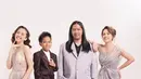 Bersama dengan fotografer kondang Winston Gomez, Adhisty Zara dan Hasyakyla melakukan pemotretan bersama kedua orang tua dan saudara kandungnya. Dalam pemotretannya ini keluarganya pun bajir pujian dari para netizen.
 (Liputan6.com/IG/@zaraadhsty)