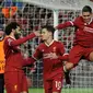 Pemain Liverpool, Philippe Coutinho berselebrasi setelah berhasil mencetak gol ke gawang Spartak Moscow pada matchday terakhir Grup E Liga Champions di Stadion Anfield, Kamis (7/12). Liverpool berpesta gol menggilas Spartak Moskow 7-0. (AP/Rui Vieira)