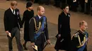 Pangeran Harry dan Meghan Markle menghadiri prosesi persemayaman mendiang Ratu Elizabeth II di Westminster Hall, London, 14 September 2022. (Foto: AP Photo/Nariman El-Mofty, Pool)