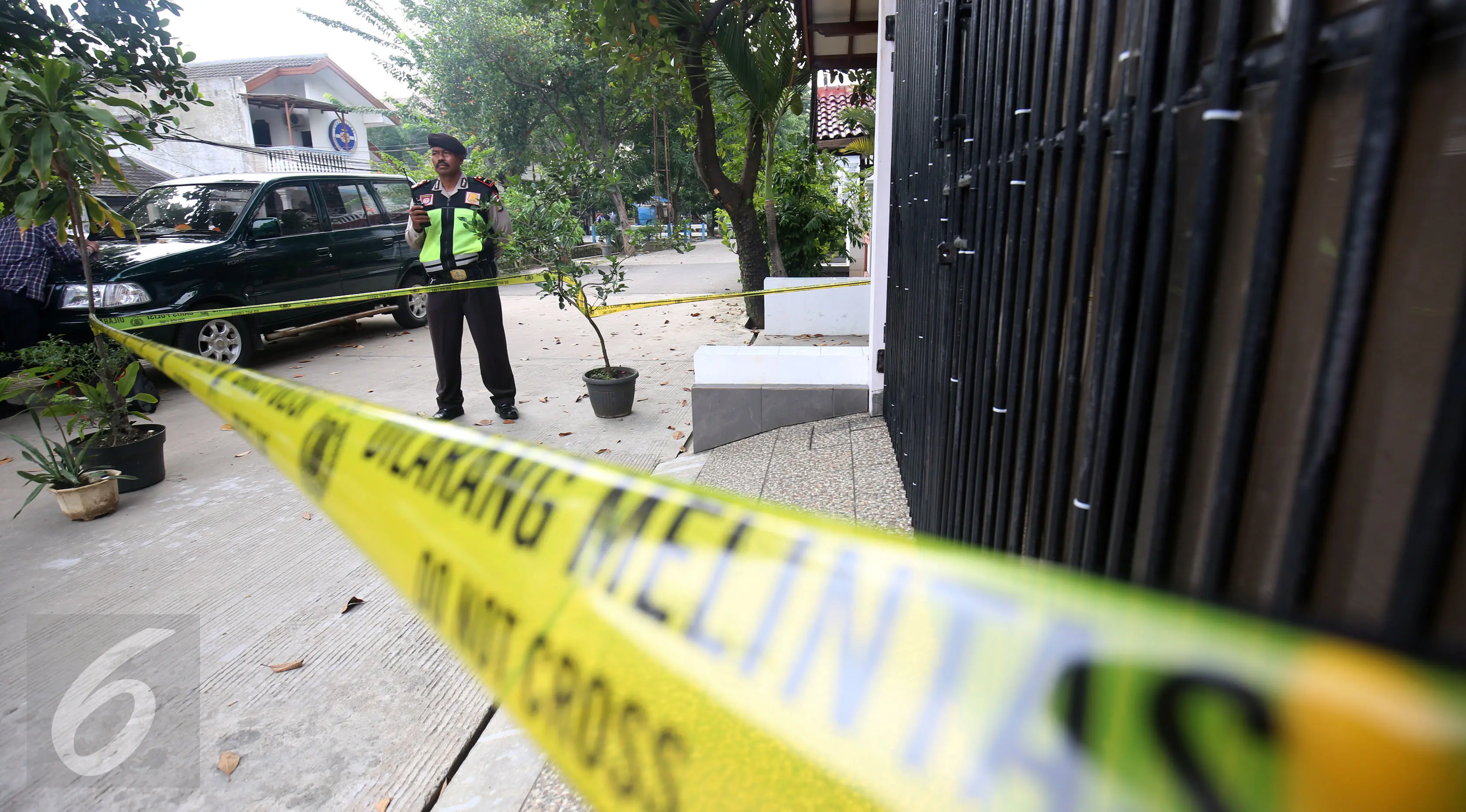 Polisi berjaga di tempat Penyidik KPK Novel Baswedan diserang oleh orang tak dikenal, Jakarta, Selasa (11/4). Setelah insiden penyerangan tersebut, Kapolri perintahkan Rumah Novel Baswedan dijaga. (Liputan6.com/JohanTallo)