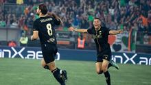 Jay Idzes (kanan) berlari merayakan sukses pemain Venezia, Tanner Tessmann, mencetak gol pada pertandingan Serie B atau kasta kedua Liga Italia. (Bola.com