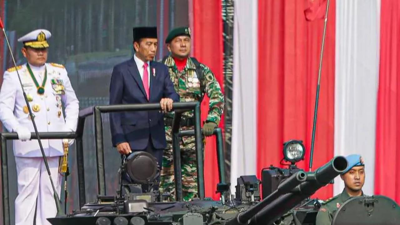 Gaya Presiden Joko Widodo selaku Inspektur Upacara saat memeriksa barisan pasukan peserta Upacara Peringatan HUT ke-78 TNI di Monas.