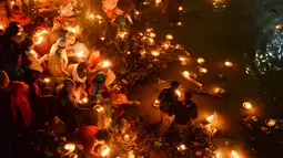 Umat Hindu Nepal mengarungi lampu minyak untuk mengenang anggota keluarga yang meninggal selama festival Bala Chaturdashi di Kuil Pashupatinath di Kathmandu (6/12). (AFP Photo/Prakash Mathema)