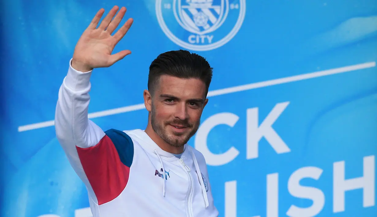 Jack Grealish. Sayap kiri asal Inggris berusia 26 tahun ini didatangkan Manchester City dari Aston Villa pada awal musim 2021/2022 dengan nilai transfer mencapai 117,5 juta euro atau setara Rp1,8 triliun. Aston Villa sendiri tidak mengeluarkan biaya sepeser pun saat mendatangkannya karena merupakan produk akademi Aston Villa yang dipromosikan dari tim U-21 pada awal musim 2013/2014. (AFP/Lindsey Parnaby)