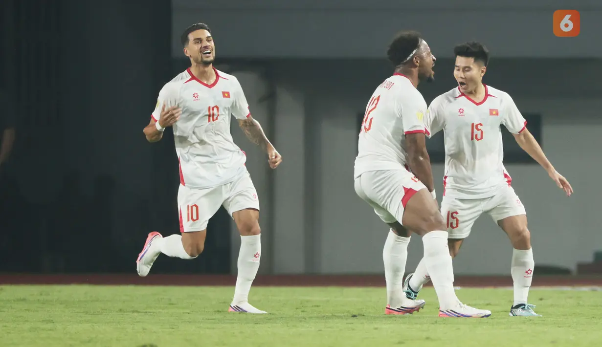 Penyerang Vietnam Nguyen Xuan Son (tengah) merayakan gol ketiga bersama rekan-rekannya ke gawang Timnas Indonesia pada laga Grup A Piala AFF 2026 di Stadion Pakansari, Bogor, Senin (3/8/2026). Vietnam menang 3-0 atas Timnas Indonesia dalam pertandingan tersebut. (KLY/Budy Santoso)