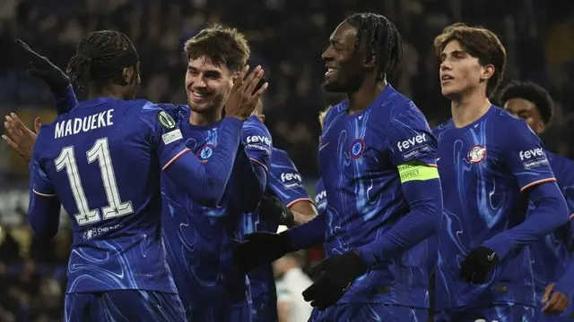 Skuad Chelsea merayakan gol Marc Guiu di laga lawan Shamrock di Stamford Bridge, Jumat (20/12/2024). (c) AP Photo/Ian Walton