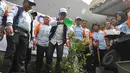 Menaker Hanif Dhakiri (tengah) bersama Serikat Pekerja BUMN melakukan penanaman 1.000 pohon di Stasiun Senen, Jakarta, Jumat (1/5/2015). Kegiatan tersebut dalam rangka peringatan hari buruh (May Day) yang jatuh hari ini. (Liputan6.com/Herman Zakharia)