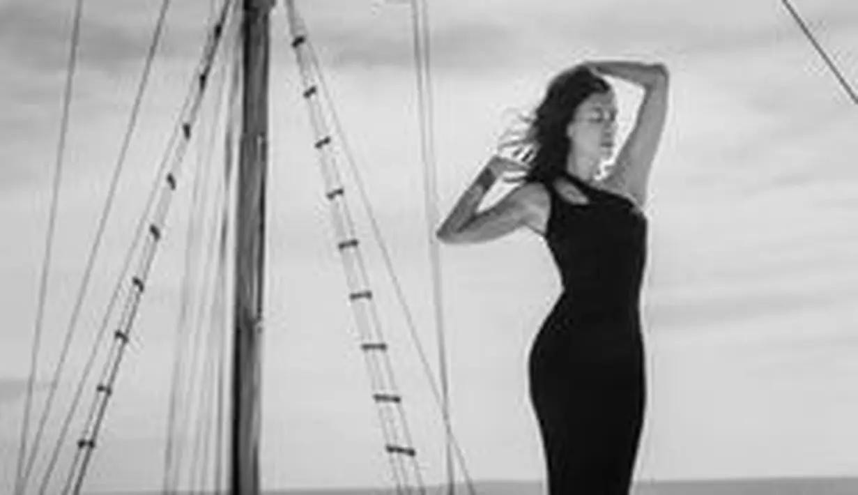 Gaun berpotongan bodycon dengan aksen cut out yang memeluk tubuhnya ini misalnya. Sophia memang tak ragu mengekspos bagian tubuh yang biasanya ingin disembunyikan. (Foto: Instgaram @sophialatjuba)