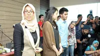 Dalam jumpa pers tersebut, Riyanti Sofyan didampingi 2 adik Marshanda yakni Alyssa Ramadhani dan Adrian Hasfi, Jakarta, Jumat (8/8/14). (Liputan6.com/Panji Diksana)