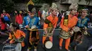 Aksi Mahasiswa saat memainkan alat tradisional saat car free day di Bundara HI, Jakarta, Minggu (26/4/2015). Mereka meminta sumbangan kepada warga untuk mengikuti Interntional Folklore Festival di Spanyol. (Liputan6.com/Faizal Fanani)