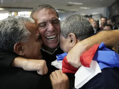 Juan Angel Napout, mantan presiden konfederasi sepak bola Amerika Selatan Conmebol, diterima oleh kerabat dan teman setelah mendarat di Bandara Silvio Pettirossi di Luque, Paraguay, Jumat (7/7/2023). (AP Photo/Jorge Saenz)
