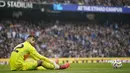 Kiper Arsenal, David Raya, tampak lesu setelah gawangnya dibobol pemain Manchester City, John Stones, pada laga Liga Inggris di Stadion Etihad, Minggu (22/09/2024). (AP Photo/Dave Thompson)