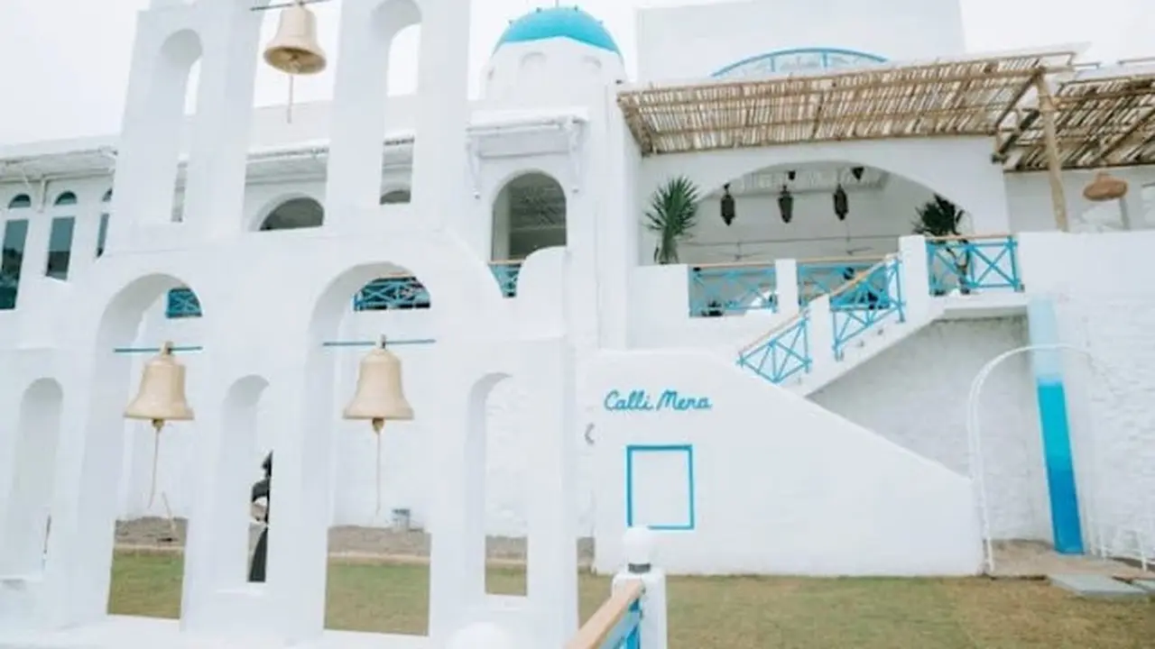 Menikmati Kuliner Favorit dengan Suasana khas Santorini di Ujung Pulau Jawa
