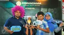 Sejumlah peserta berpose di photo booth yang telah disediakan panitia di Blitz Megaplek, Jakarta, Sabtu (21/5/2016). Cinemaholic dan Primagama gelar nonton bareng film X-Men Apocalypse. (Liputan6.com/Yoppy Renato)