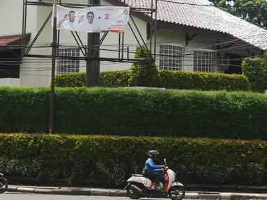 Spanduk paslon nomor urut 3 masih terpasang di pertigaan Jalan Hang Lekir, Jakarta, Senin (13/1). Hingga H-2 Pilkada DKI Jakarta, alat peraga kampanye masih terlihat di beberapa ruas jalan Ibukota. (Liputan6.com/Helmi Fithriansyah)