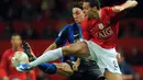 Striker Inter Milan, Zlatan Ibrahimovic, berebut bola dengan bek Manchester United, Rio Ferdinand, pada leg kedua babak 16 Besar Liga Champions musim 2008/2009 di Stadion Old Trafford, Manchester, (11/3/2009). MU menang 2-0. (AFP/Andrew Yates)