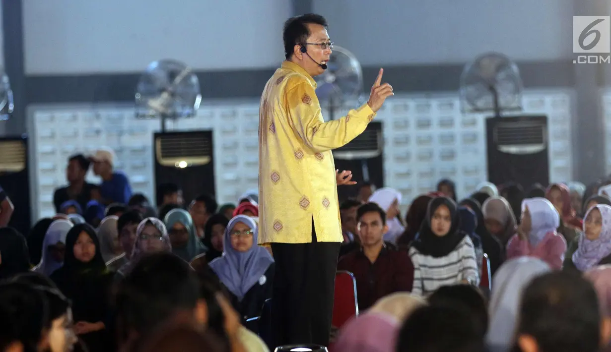 Motivator Ulung, Tung Desem Waringin saat memberikan motivasi dan berinteraksi dengan para peserta EGTC di gelaran Emtek Goes To Campus 2017 di Universitas Telkom, Bandung, Kamis (30/11). (Liputan6.com/Helmi Fithriansyah)