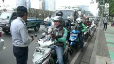 Seorang ojek online kaget karena terkena razia petugas Dishub saat baru saja menurunkan penumpang.