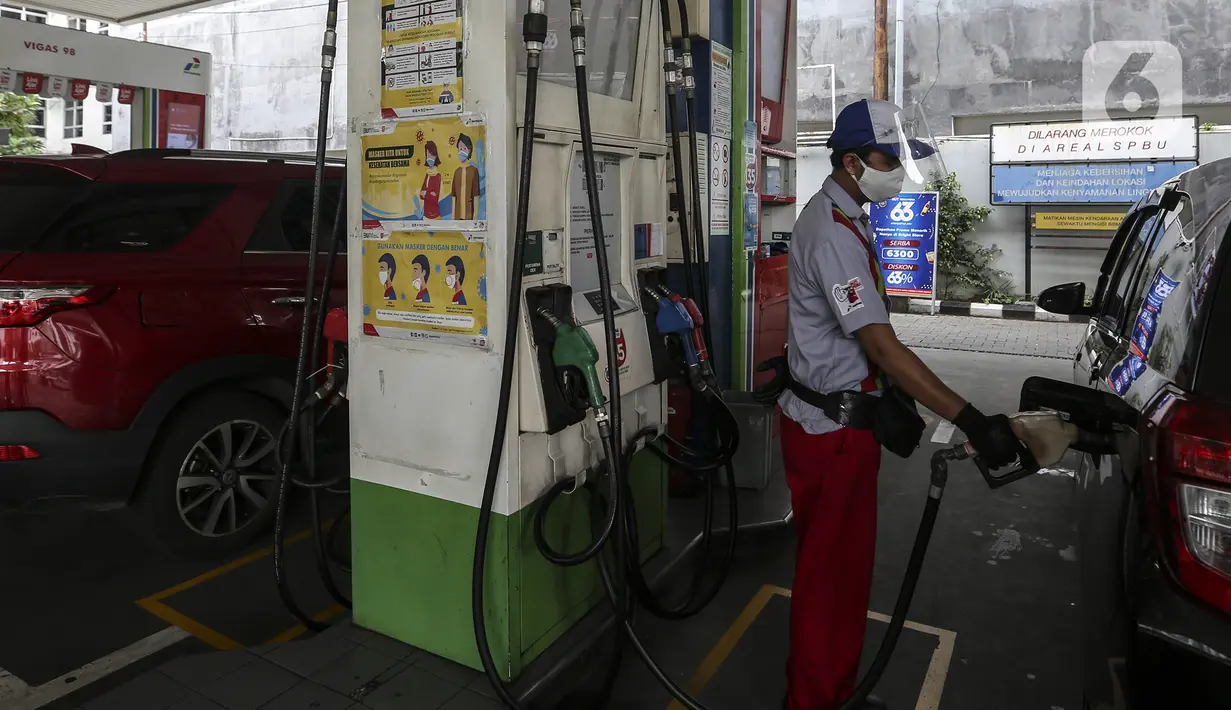 Petugas mengisi BBM ke dalam tangki mobil di salah satu SPBU di Jakarta, Senin (4/1/2021). PT Pertamina (Persero) secara resmi menerapkan digitalisasi pada 5.518 SPBU yang tersebar di seluruh Indonesia. (Liputan6.com/Johan Tallo)