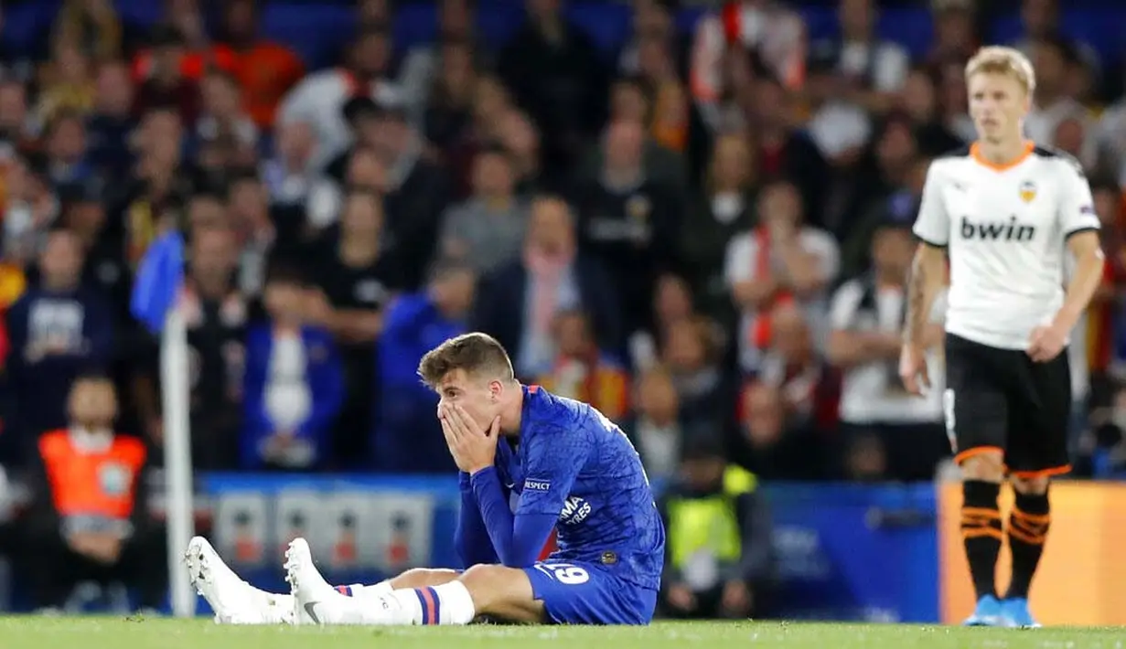 Gelandang Chelsea, Mason Mount, tampak lesu usai dikalahkan Valencia pada laga Liga Champions di Stadion Stamford Bridge, Selasa (17/9/2019). Chelsea takluk 0-1 dari Valencia. (AP/Frank Augstein)
