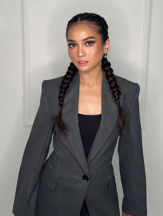 Tak hanya makeup, Acha juga tampil manglingi dengan rambut double braided ponytail yang ekspresif [@bumiauw]